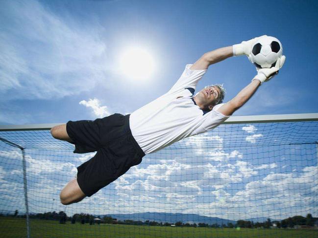 他是国家队足球队守门员，也是个量子物理学家