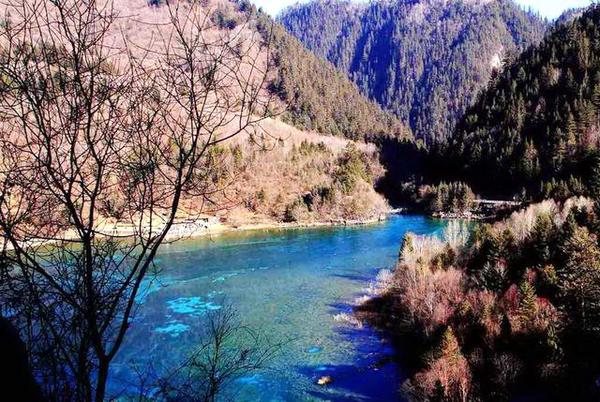 九寨沟的冬天是一幅精美的水墨画,冬天五彩池九寨沟