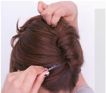 卷发盘发教程50岁,卷发盘发视频教程简单易学