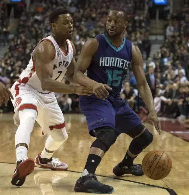 足球运球的正确姿势,正确的运球方法是用手指还是手掌