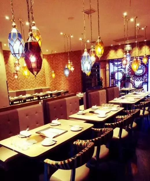 各位旅客,前方到站昆城广场,请注意装满钱包,装满钱包!