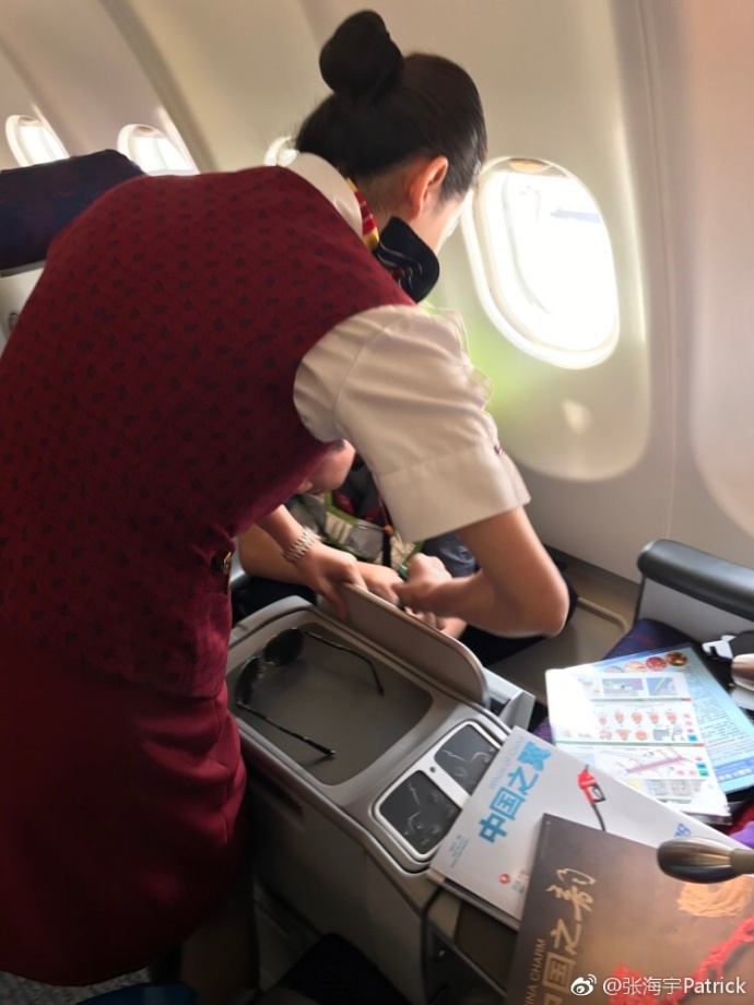 青岛大姨张海宇航乘飞机低价航空场景再现蒋易：出来混要还的