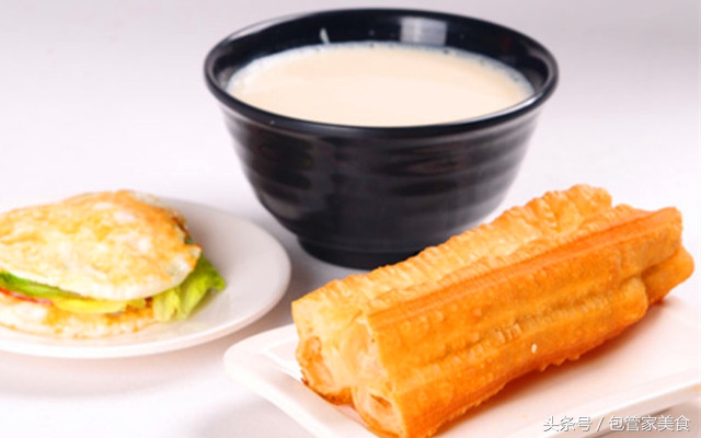 无矾油条怎么做酥脆松软,老式油条碱矾绝密配方十斤面做法