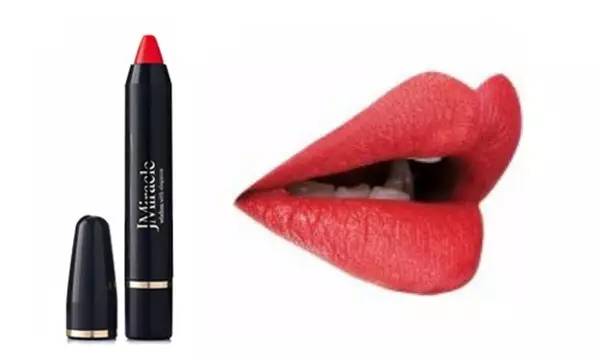 一款很适合约会时候涂的口红,当女生在涂口红