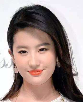 一款很适合约会时候涂的口红,当女生在涂口红