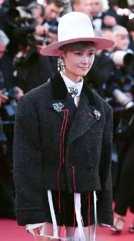 4000块的塑料拖鞋，1万7的民工编织袋包包，觉得丑还买不起