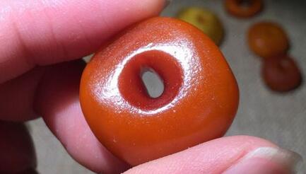 为什么老蜜蜡孔道比较大,老蜜蜡为什么有的孔磨损很厉害