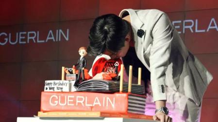 明星生日会惊喜,明星生日会的蛋糕