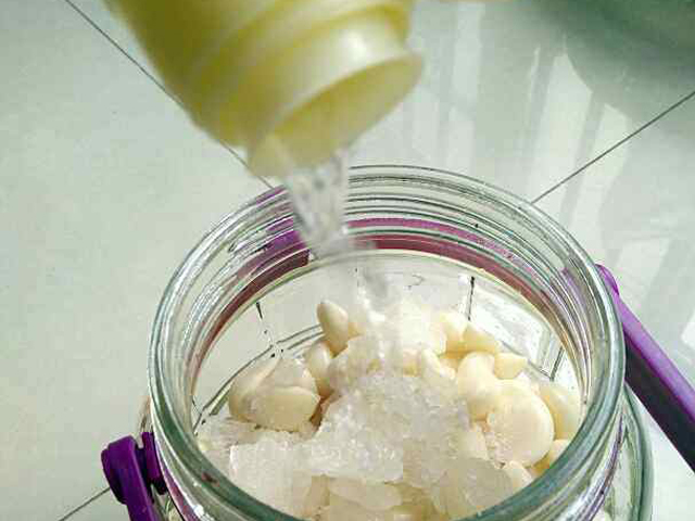 腌甜蒜用味极鲜吗,酸甜爽脆一口下去嘎嘣脆的腌糖蒜