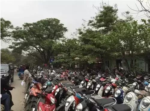 国内一克上万的翡翠，在缅甸像菜市场一样，露天摆摊卖