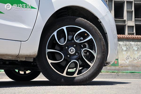 长安奔奔evstar国民版能爬陡坡,长安奔奔ev和e-star哪个划算