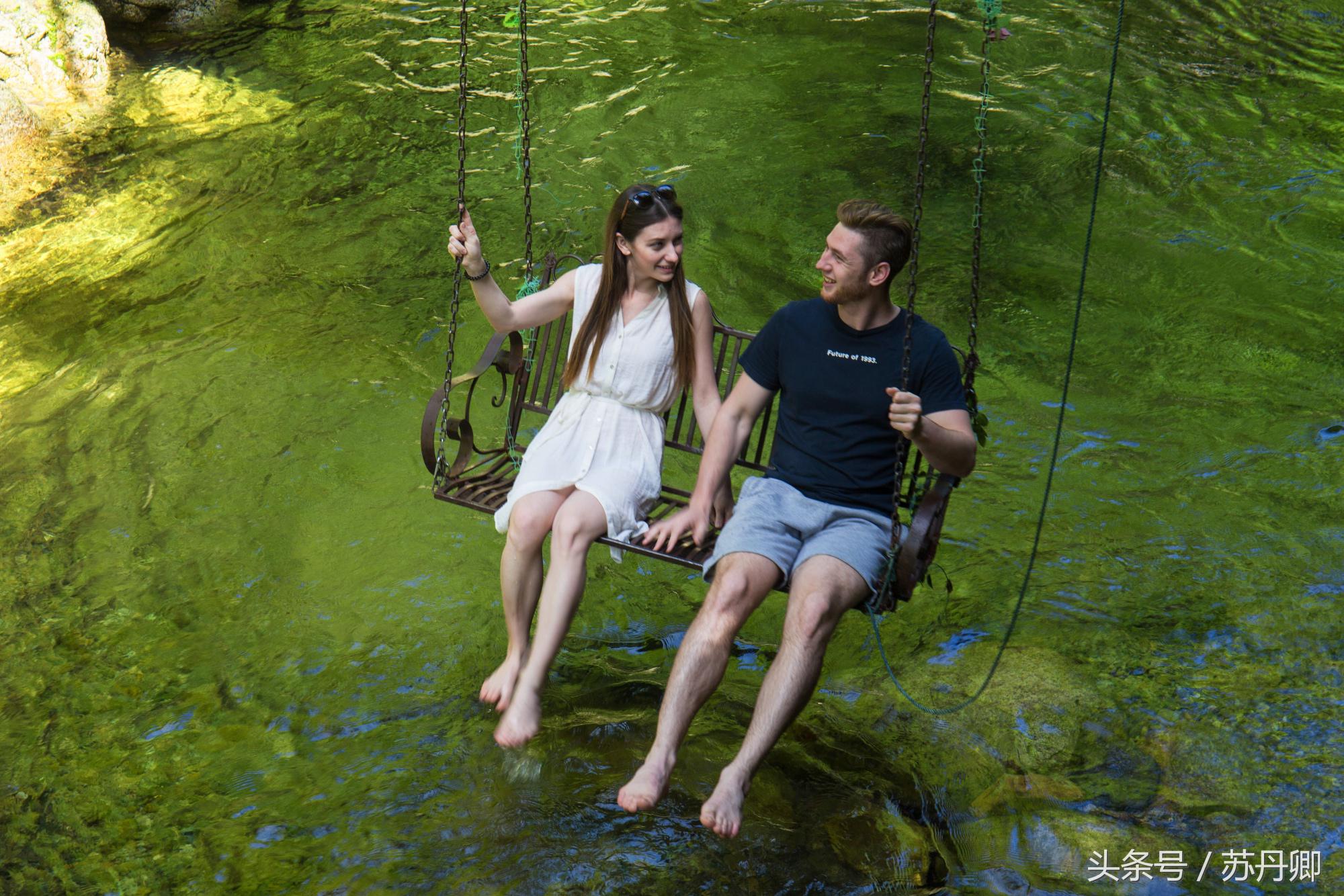 在水下洞穴探险,森林海自由潜水