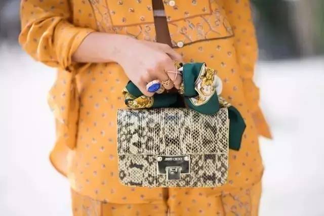 丝巾如何修复包带,丝巾护包的正确方法