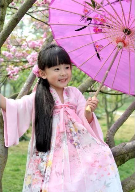 模仿杨幂长得好像杨幂,模仿照片中的小女孩