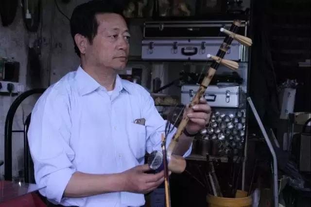 他在聊城这个不足十平米的小店里，坚守自己梦想京剧梦想