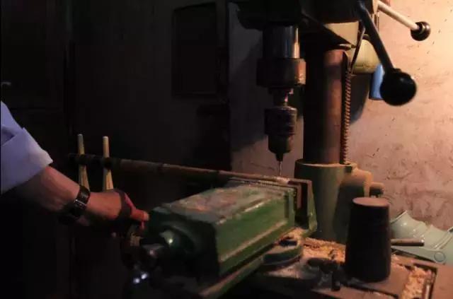 他在聊城这个不足十平米的小店里，坚守自己梦想京剧梦想