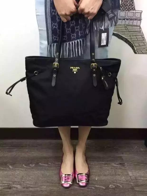 prada包包星巴克联名每家限量多少,prada女式包包价格及图片官网