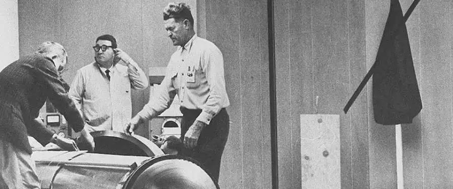 为了复活50年前的“冷冻人”,这个维修工背负了半世纪的骂名