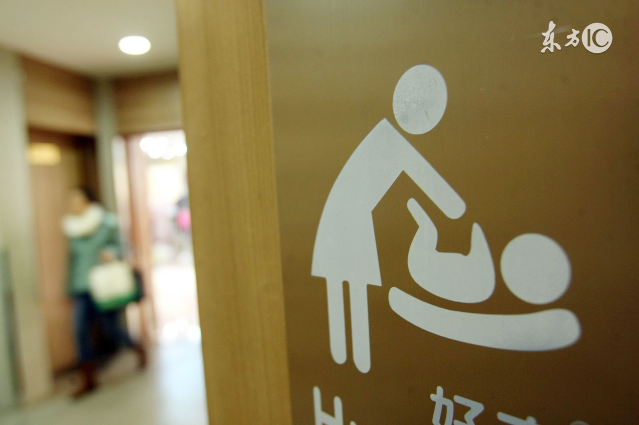 很多新妈妈有这个苦恼：哺乳期来月经怎么办？这正常吗？