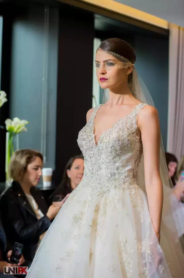 谁家的婚纱可以让你在海边举办婚礼也不怕晒黑?