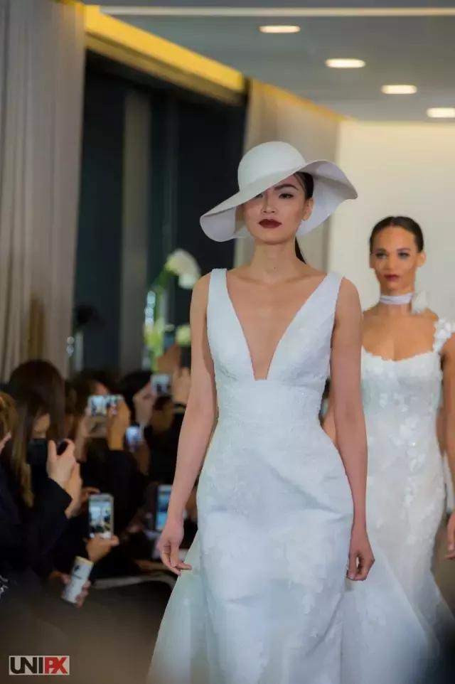 谁家的婚纱可以让你在海边举办婚礼也不怕晒黑?