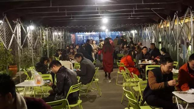 他，如何缔造了方圆百米3家门店都排长队的神话？