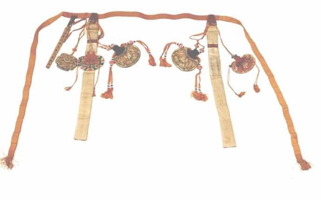 大清有一几万人群体，整天系着黄腰带，杀人不用偿命，官府管不了