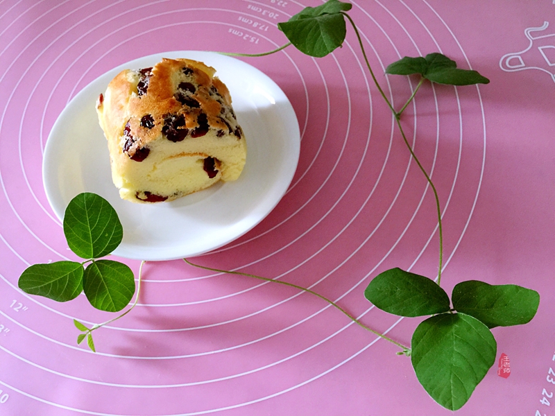 首次学做的蛋卷,特为孙女送上的儿童节礼物—曼越莓干蛋糕卷