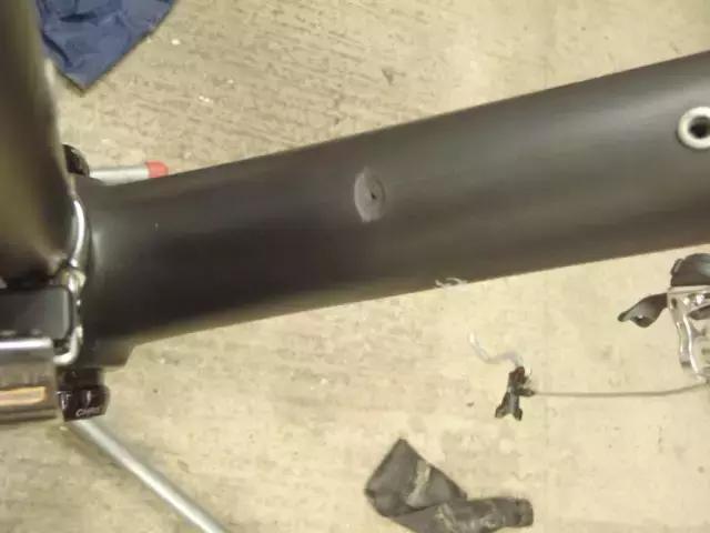 不小心撞到车但是车完好无损,不小心摔车了