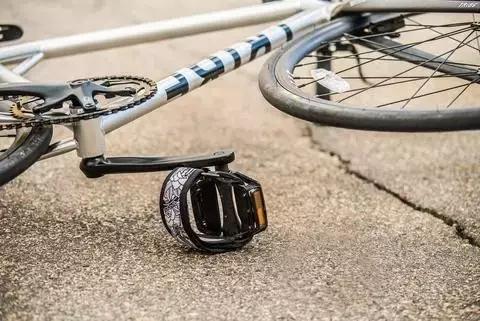 不小心撞到车但是车完好无损,不小心摔车了