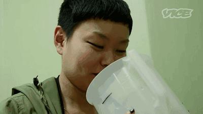 日本女记者品尝即将失传的屎酒！到最后还是吐了！