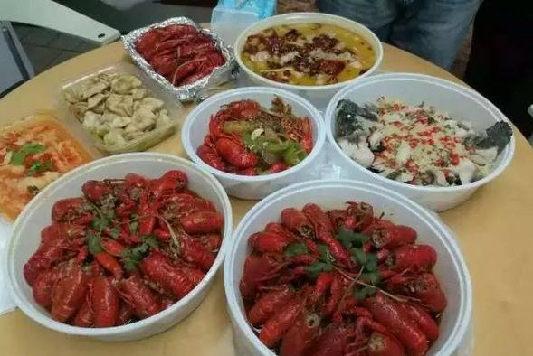 厦门深夜美食小龙虾,厦门和朋友吃小龙虾