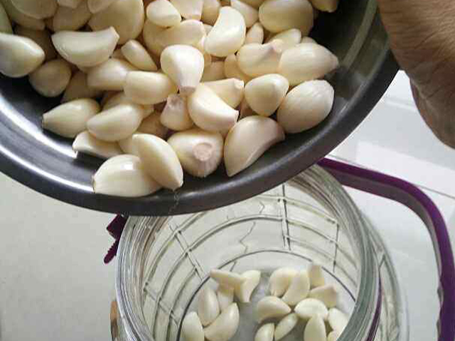 腌甜蒜用味极鲜吗,酸甜爽脆一口下去嘎嘣脆的腌糖蒜