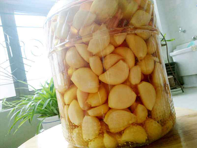 腌甜蒜用味极鲜吗,酸甜爽脆一口下去嘎嘣脆的腌糖蒜