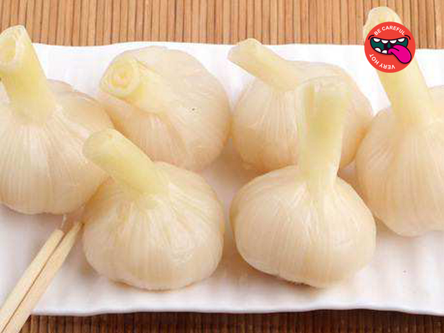 腌甜蒜用味极鲜吗,酸甜爽脆一口下去嘎嘣脆的腌糖蒜