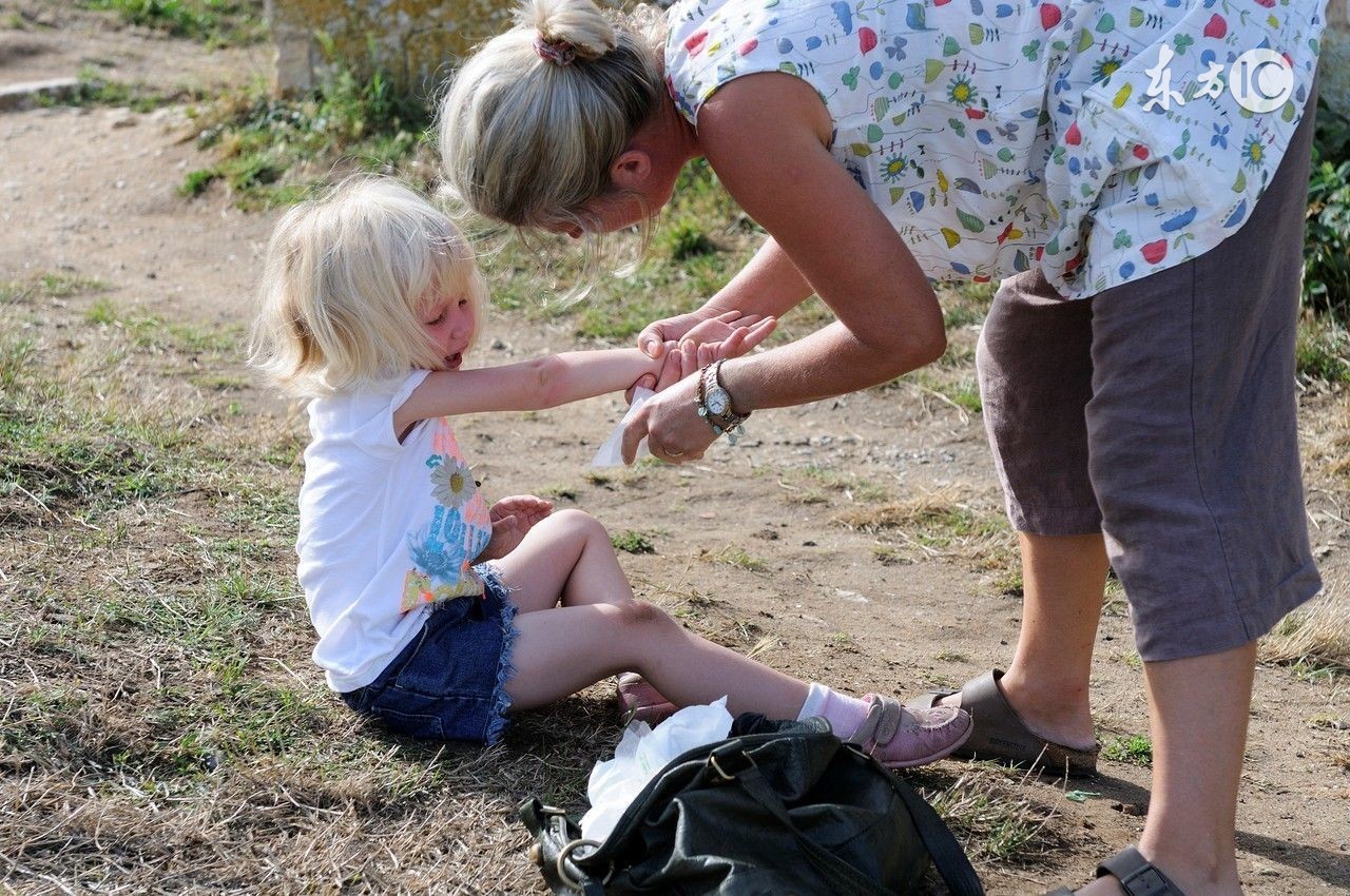 擦破皮了用红药水还是紫药水碘伏,皮肤消毒液和碘伏的区别