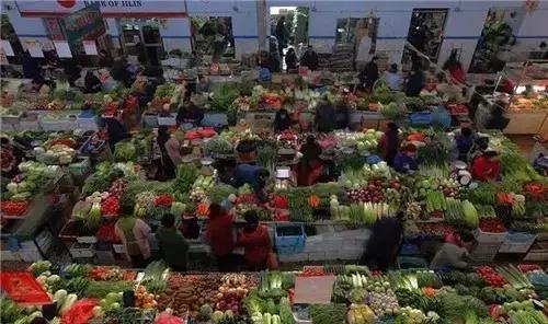 国内一克上万的翡翠，在缅甸像菜市场一样，露天摆摊卖