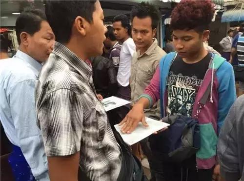 国内一克上万的翡翠，在缅甸像菜市场一样，露天摆摊卖