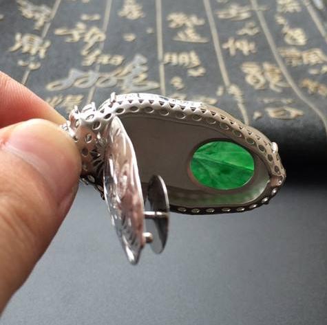 带色翡翠镶嵌封底,翡翠佛公镶嵌不封底好吗