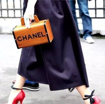 一出门就撞包，不如一个有故事的包包