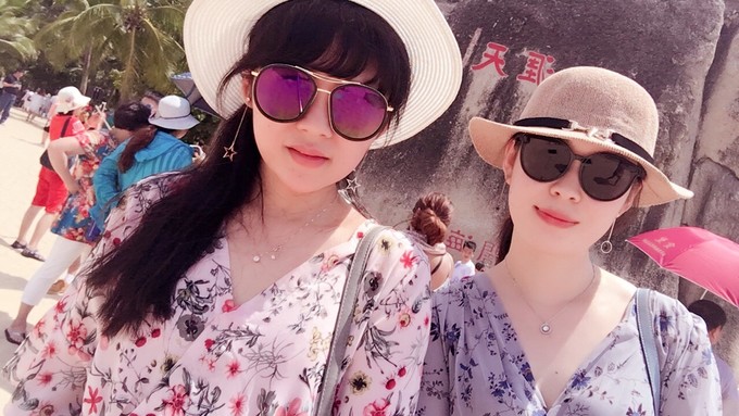 两个快乐的小阿妹神游三亚
