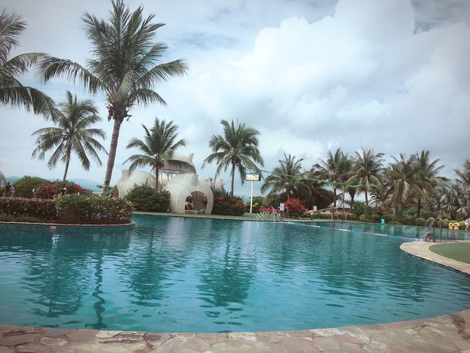 两个快乐的小阿妹神游三亚