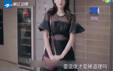 一款很适合约会时候涂的口红,当女生在涂口红