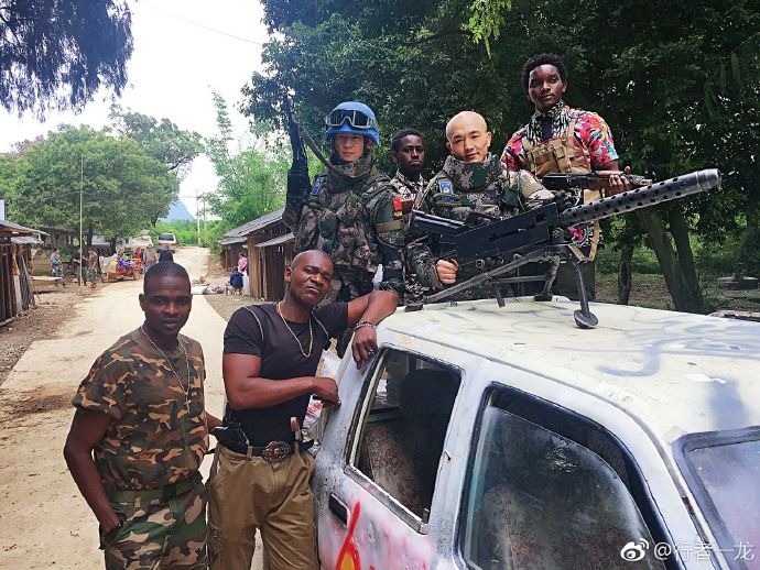 一龙金钟罩被美国特警ko完整版,武僧一龙摔跤视频