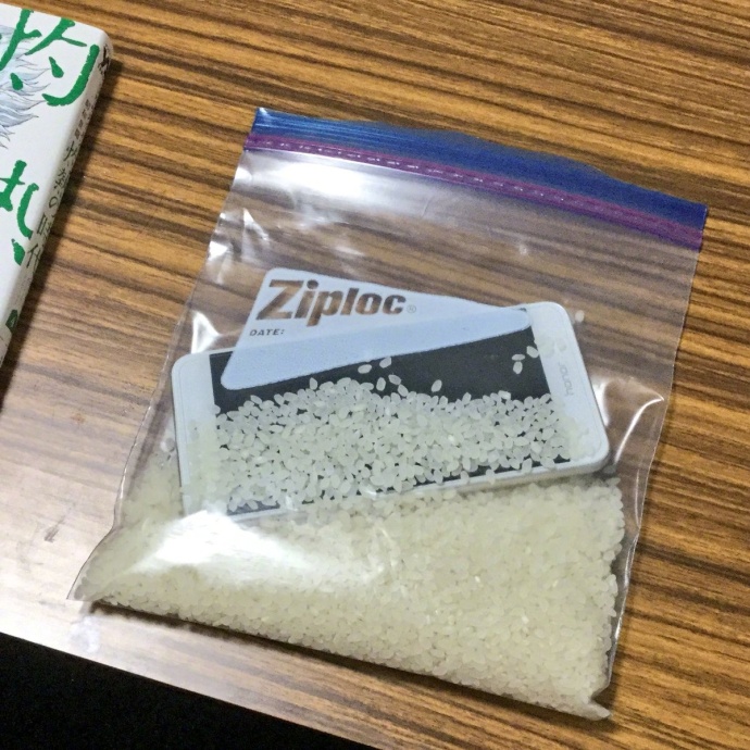 手机进水放大米里的原理,手机进水为什么放冰箱除湿呢