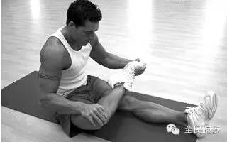 跑步前拉伸动作女生完整版,跑步后要做什么拉伸动作才不伤腿