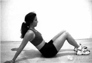 跑步前拉伸动作女生完整版,跑步后要做什么拉伸动作才不伤腿