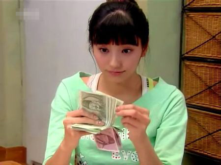 受伤后她爱上了数钱，却没想到带来了意外的惊喜