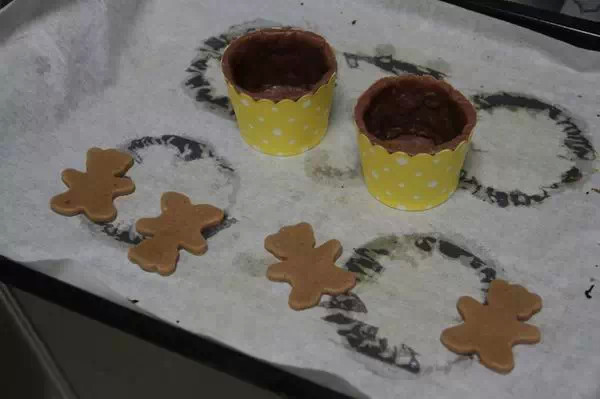 和宝宝一起做简单小熊饼干的面点,做美食的小熊饼干