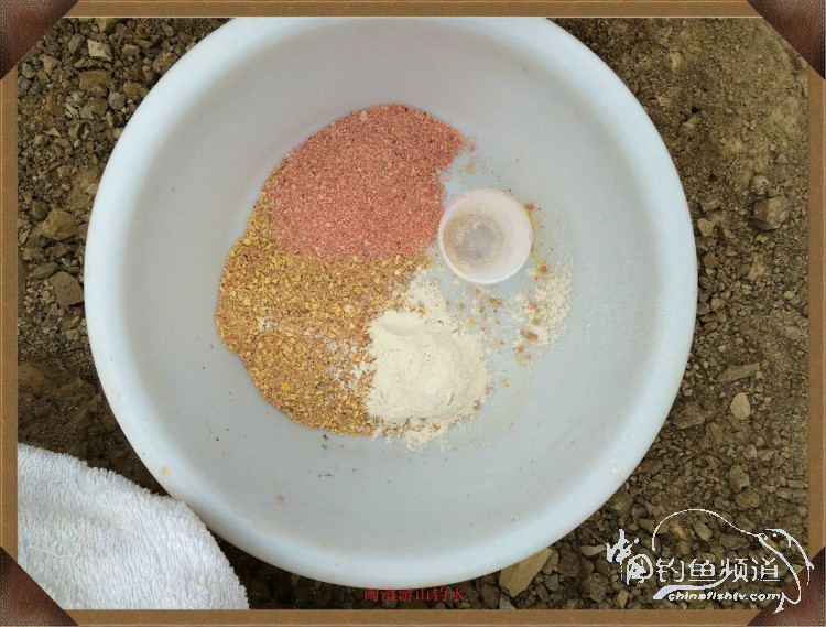 冷雨咬钩,冷雨钓鱼钓多深